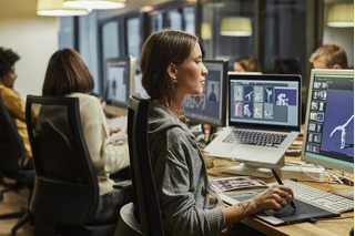 Mujer usando computadora