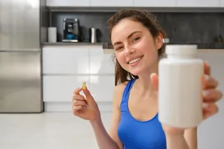 mulher segurando uma cápsula