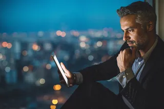 hombre de negocios mirando la tableta digital por la noche