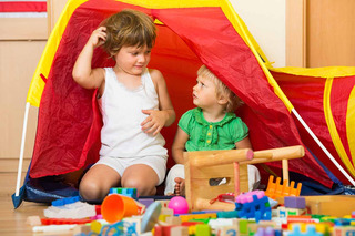Niños jugando en tienda en casa