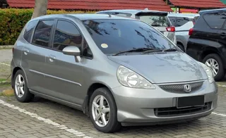 Honda Fit modelo 2006 color gris plata, en excelente estado.