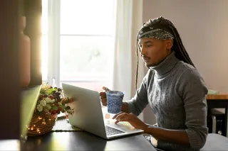 homem usando notebook