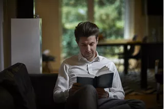 Hombre joven leyendo un libro