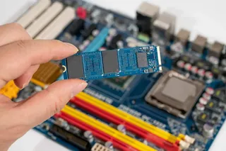 Pessoa instalando um SSD