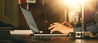 persona utilizando una laptop
