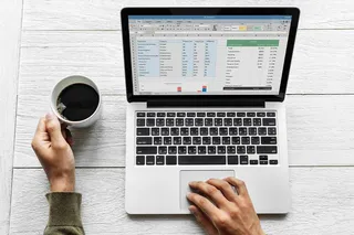 Notebook e cafe sobre a mesa