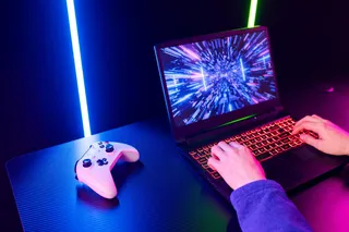 persona jugando videojuegos en laptop