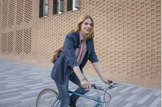 Mujer en bicicleta híbrida