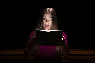 persona leyendo libro de terror