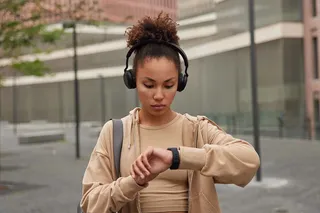 Mulher usando smartwatch