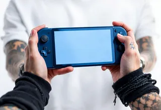 persona jugando con nintendo switch lite