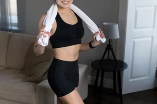 mulher usando conjunto em microfibra