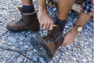 pessoa calçando botas