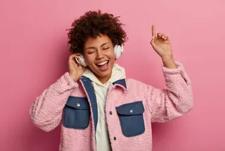 Mulher usando fone de ouvido