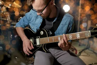 Homem tocando guitarra