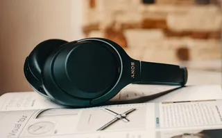 Auriculares Sony negros sobre libro