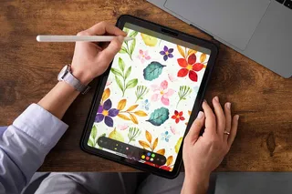 Mulher ilustrando no ipad