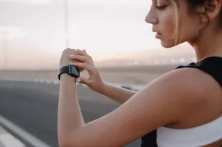 Mulher usando smartwatch