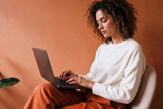 Mulher usando notebook