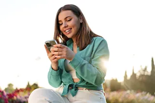 Mulher usando smartphone