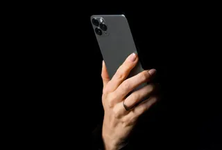 Pessoa segurando um iPhone.