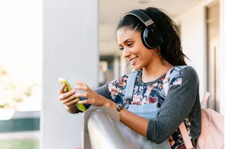 Mujer con teléfono móvil