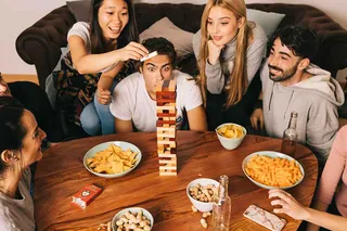 Seis amigos jugando jenga