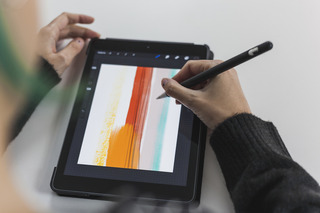 Diseñadora realizando dibujo con su tableta