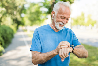 persona mayor usando smartwatch