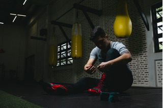 homem calçando botas de treino