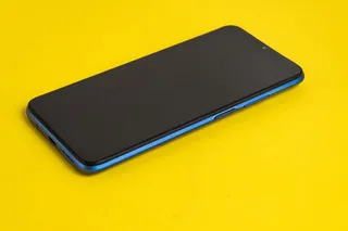 Un celular sobre una mesa amarilla