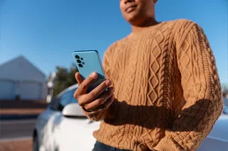 homem segurando celular
