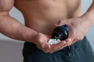 homem tomando suplementos