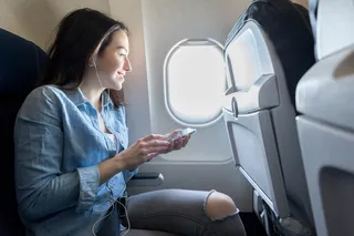 mulher escutando mĂșsica com fone de ouvido