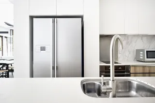¿Cuál es la mejor refrigerador, acero inoxidable o blanco?