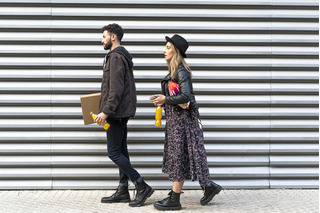 Personas caminando con diferentes estilos de ropa