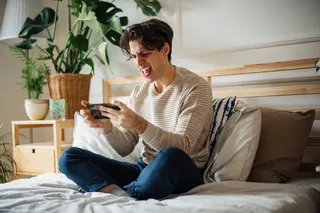 Hombre jugando en su celular gamer