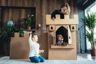 mãe e sua filha brincando