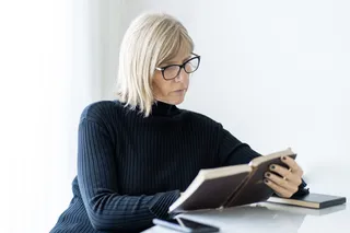 Mujer leyendo libro