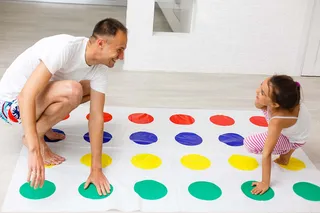Padre e hija jugando al Twister