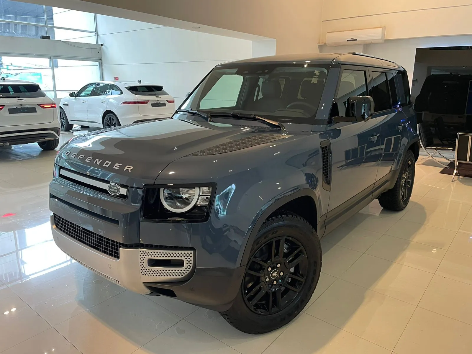 Land Rover Defender 2025
