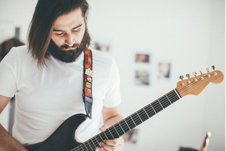 homem tocando guitarra