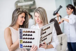 Consejos para eliminar y corregir tonos no deseados en el cabello.