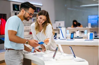 Personas mirando celulares