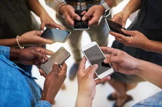 Personas usando celulares