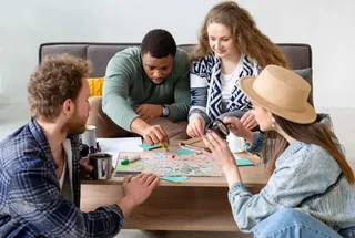 Personas reunidas con juego de mesa