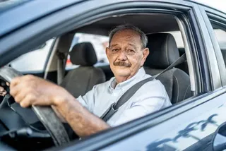 Persona conduciendo un Honda Fit para Uber