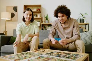 Pareja con juego de mesa