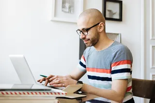 Hombre trabajando en un MacBook 