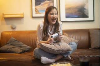 Niña jugando videojuegos